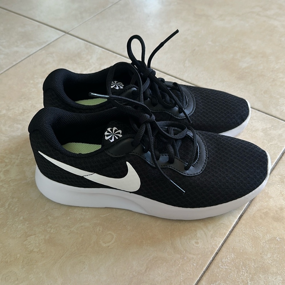 Women’s black and white Nike sneakers size 7.5